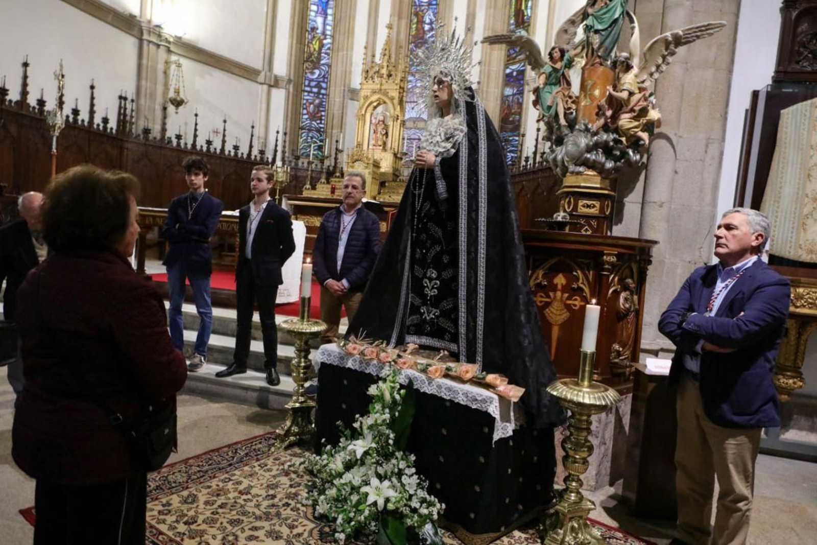 La Cofradía del Silencio organizó el besamanos a la Virgen de los Dolores.