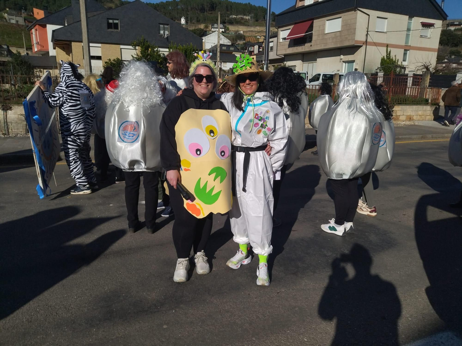 Galería | El desfile de Vilamartín citó  a casi una veintena de comparsas