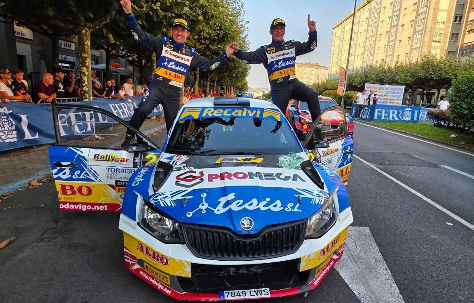Alberto Meira (d) y su copiloto, Avelino Martínez, repiten tándem en el Gallego.
