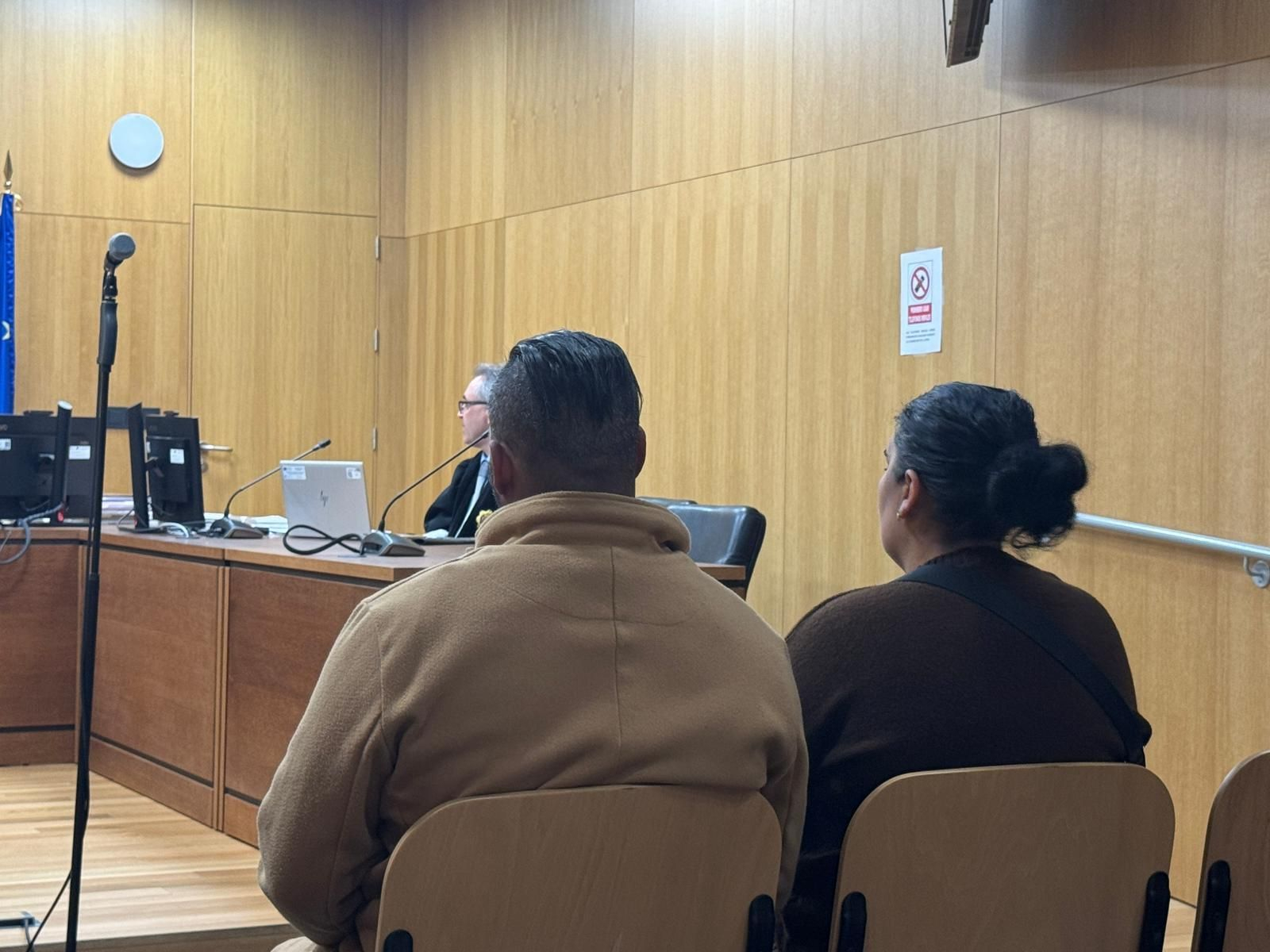Los padres, al comienzo ayer del juicio en el Penal 2 de Ourense.