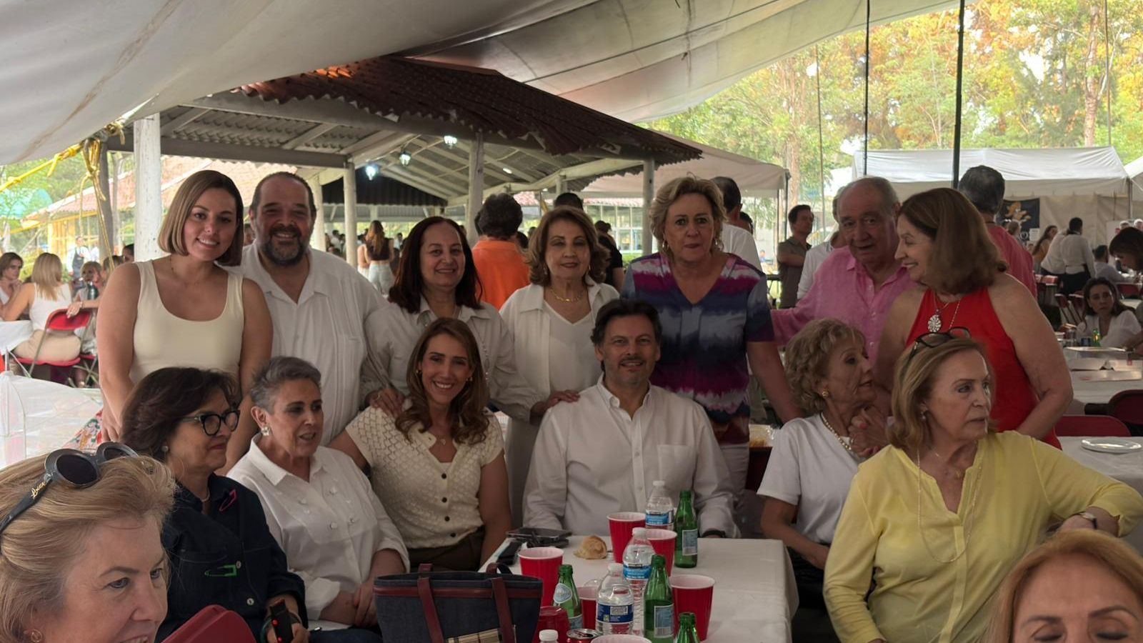 Miranda en el centro de la imagen con algunos de los participantes en la Jira