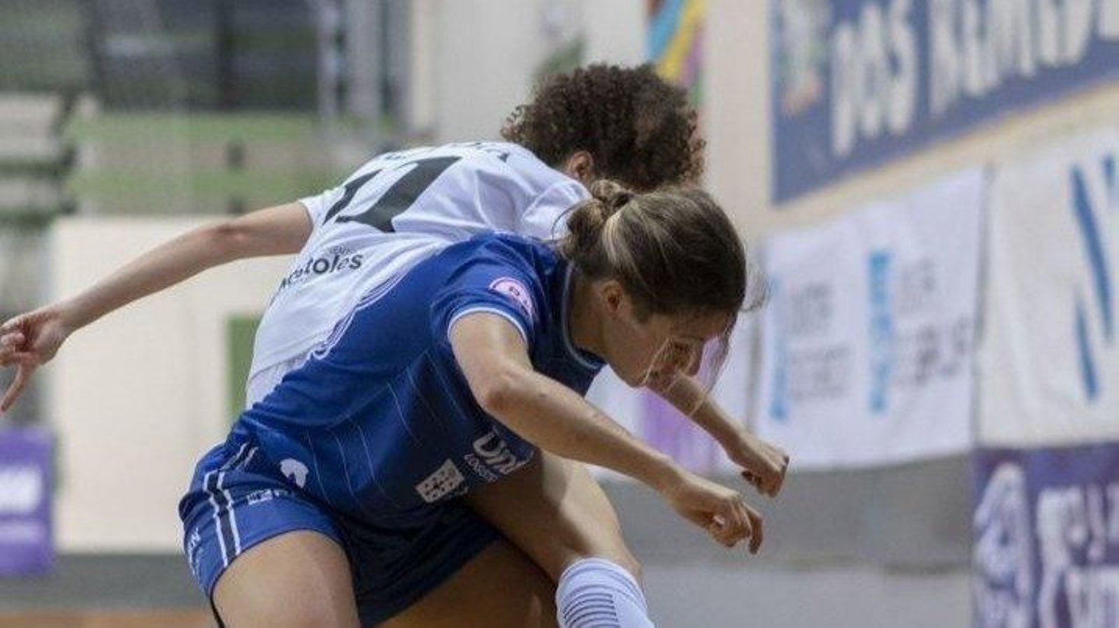 Ana Rivera protege la pelota en un partido en la cancha de Os Remedios.
