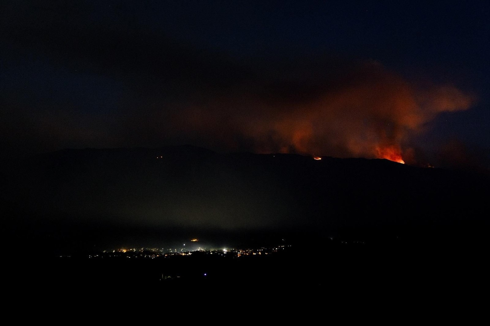 Galería | El incendio forestal de Burgohondo en Ávila se mantiene sin ser controlado, en fotos