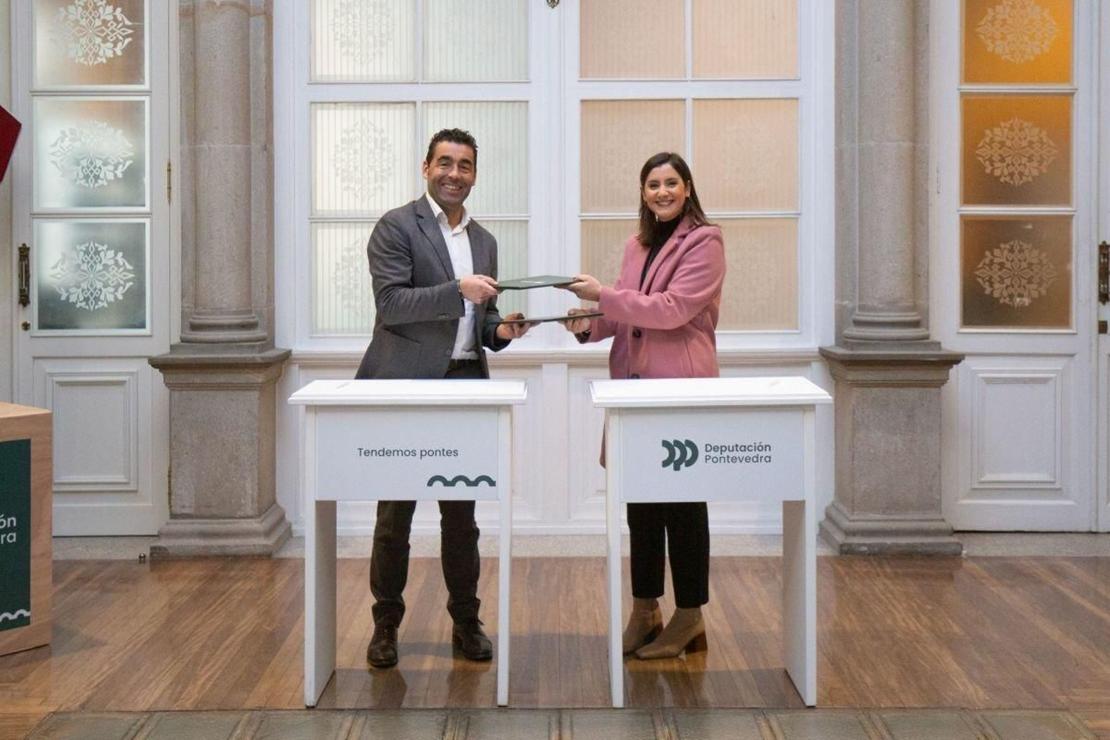 Luis López y Leticia Santos tras la firma del acuerdo para la rehabilitación.