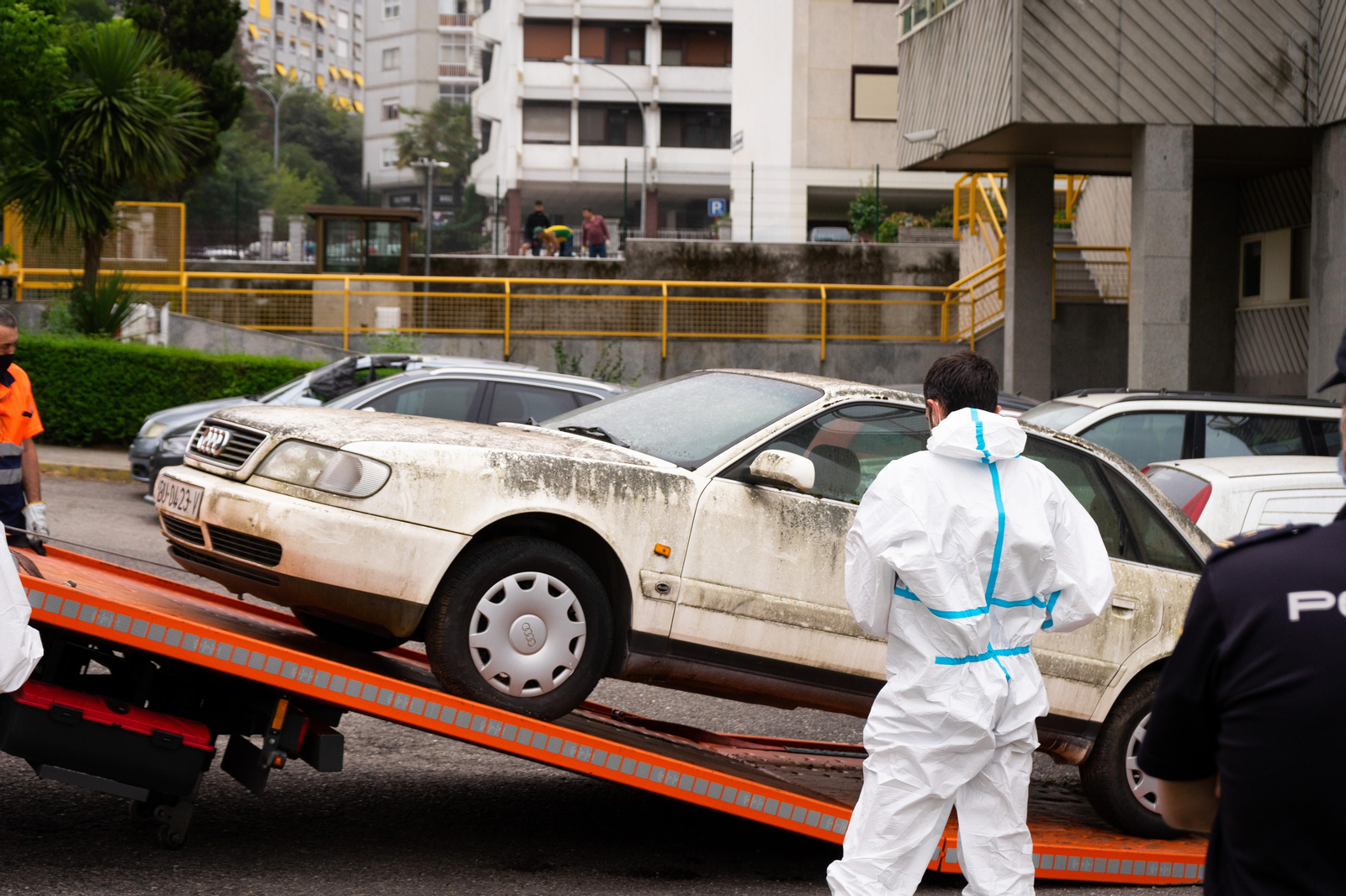 Traslado e inspección del coche familiar del triple crimen de Burgos