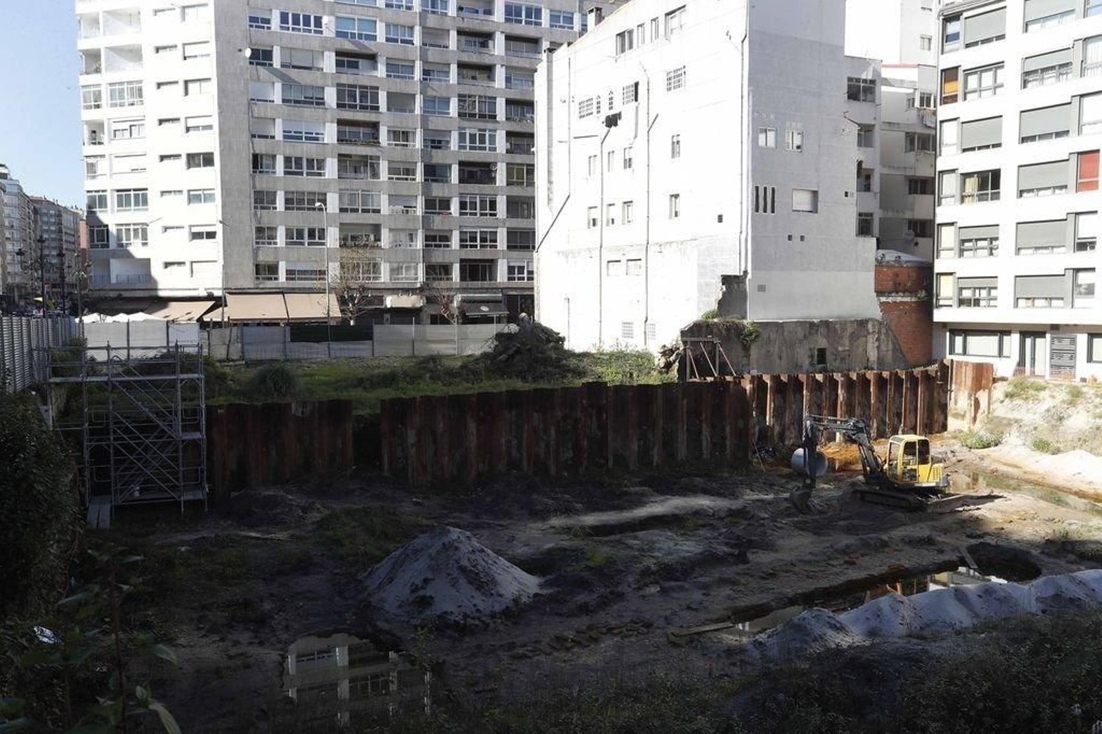 La parcela donde estará el edificio que levanta la Sareb en Rosalía de Castro.