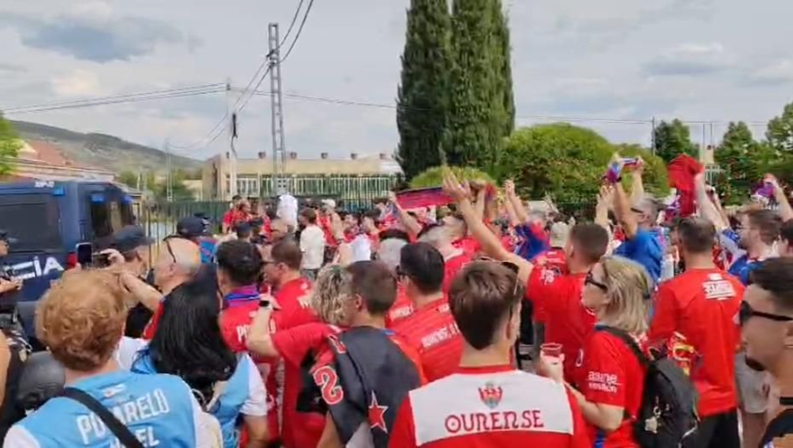 Así recibieron los aficionados a los jugadores de la UD Ourense antes del partido.