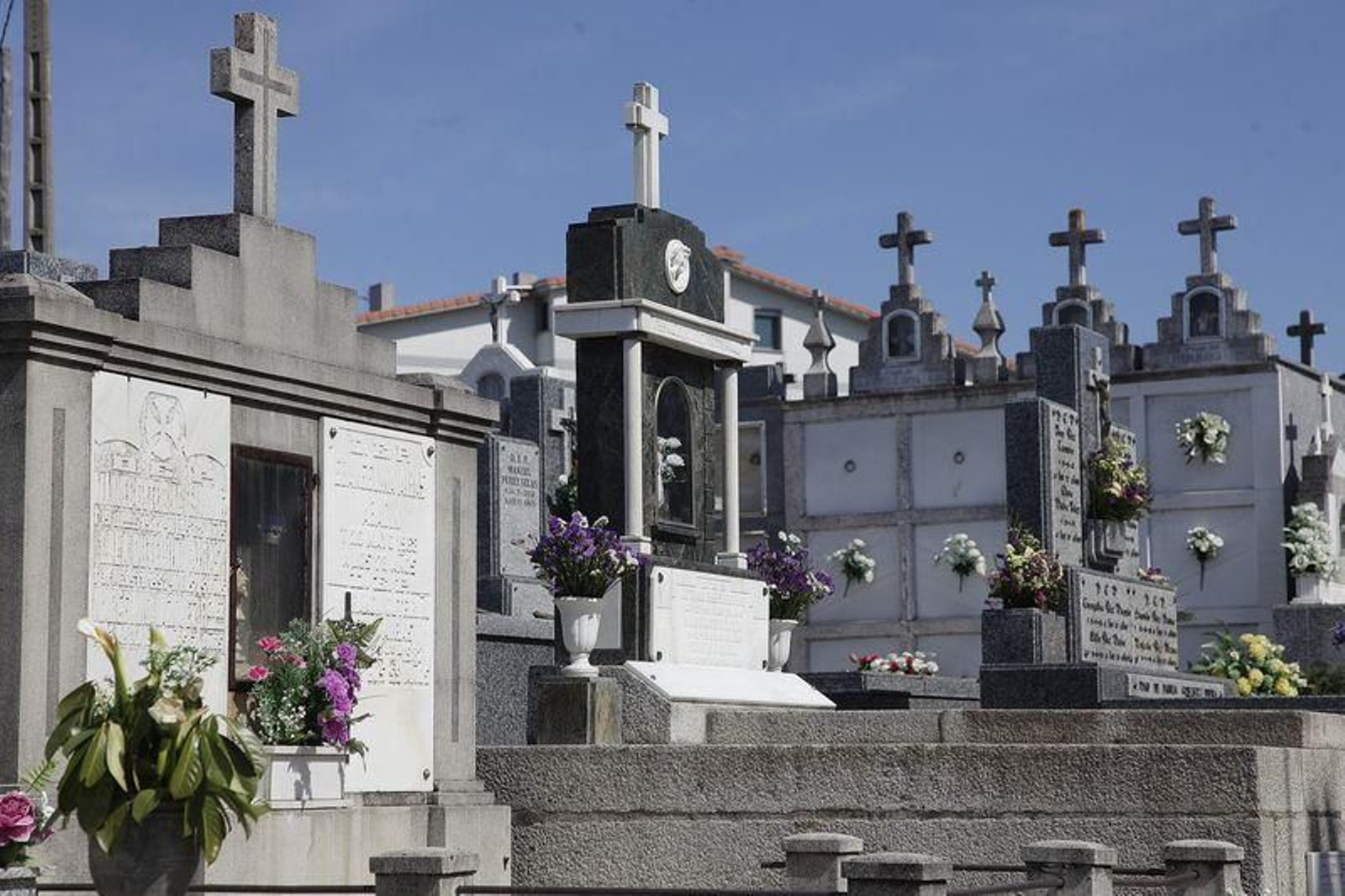 Algunas de las lápidas a las que les "desaparecieron" las letras o números (MIGUEL ÁNGEL)