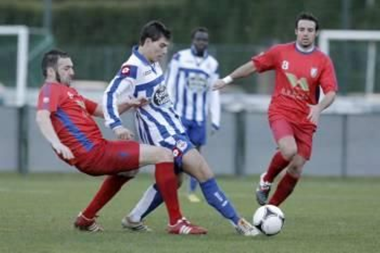 Luis intenta escapar de la marca de dos defensores del Barbadás. (Foto: DXT)