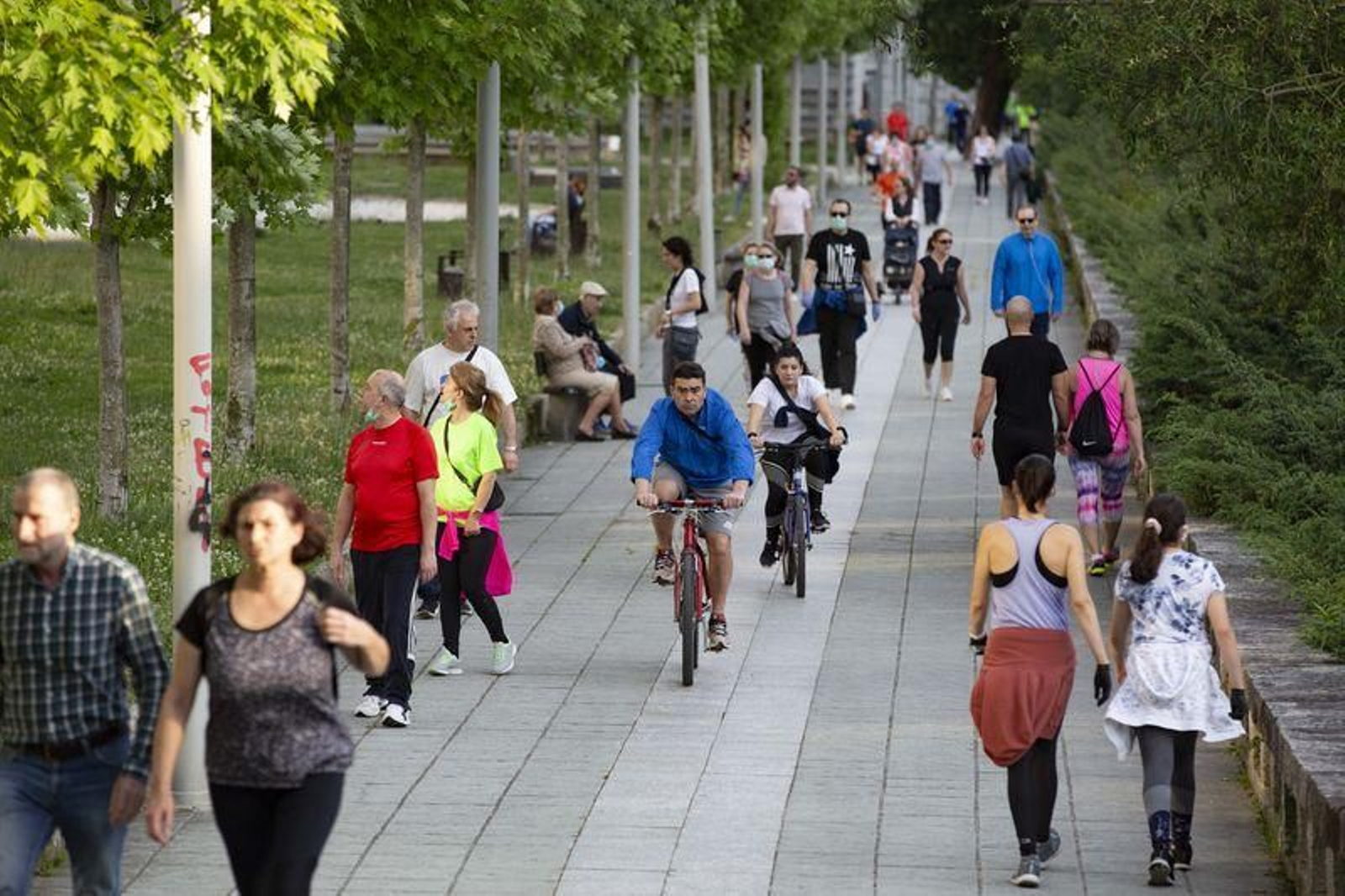 Dos bicicletas circulan ayer por la tarde por el paseo del Barbaña, en el último día permitido (XESÚS FARIÑAS).