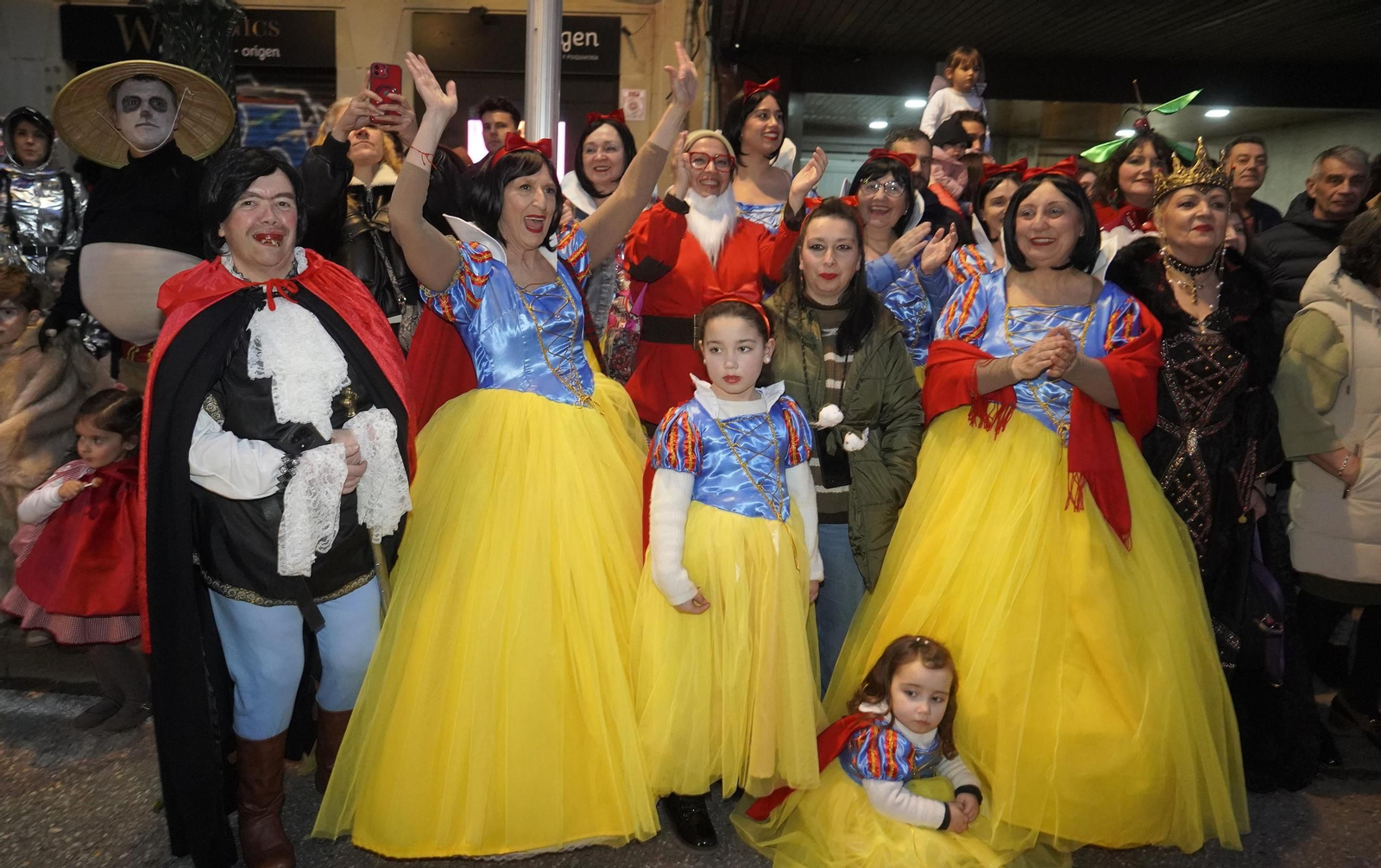 Galería | El desfile de comparsas del Entroido 2026 ilumina las calles de Vigo