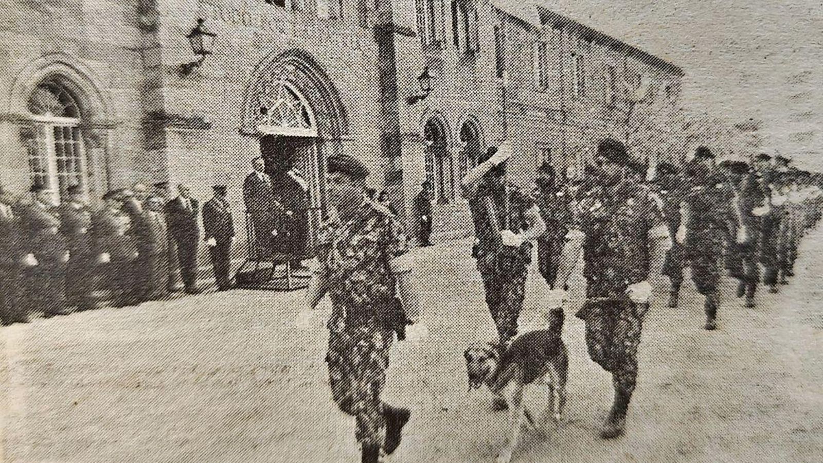 Desfile de tropas en el homenaje a los Caídos.
