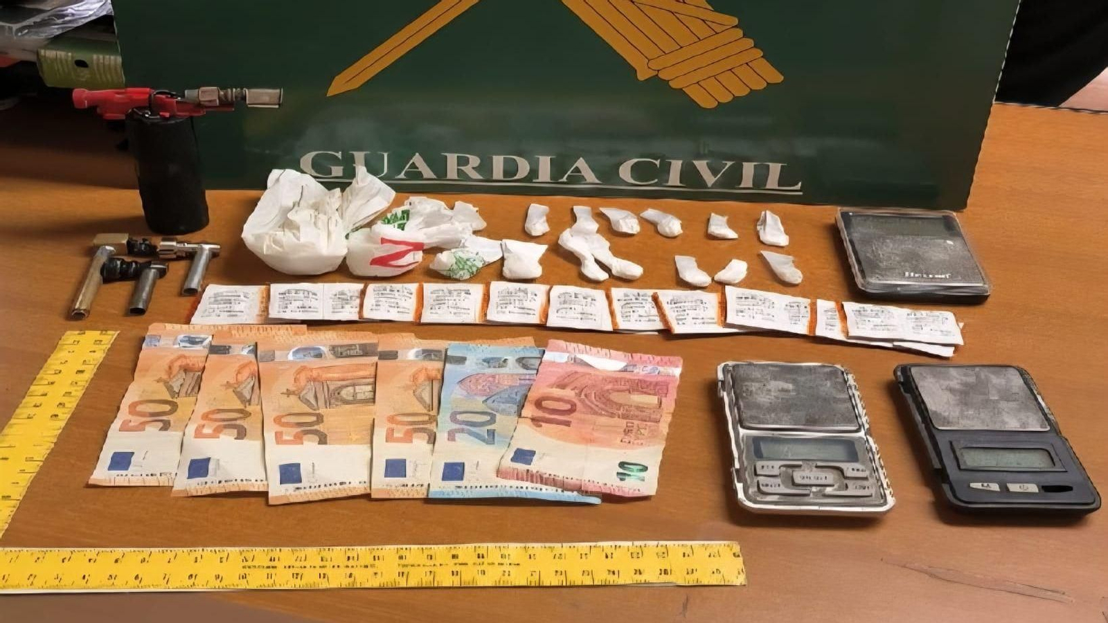 Droga y objetos incautados durante el registro policial