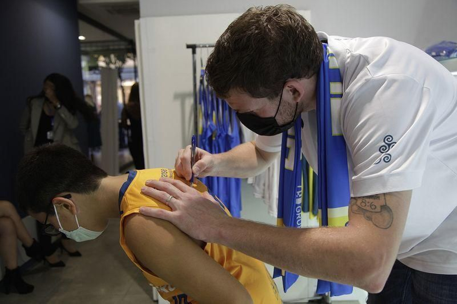 Presentación de la tienda del COB (MIGUEL ÁNGEL)