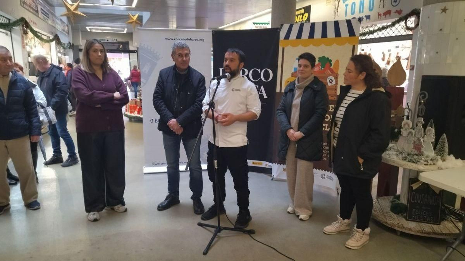 Alba Rodríguez, Aurentino Alonso, Alberto Fernández, Cruz Castro y Raquel Méndez en la plaza de abastos de O Barco.