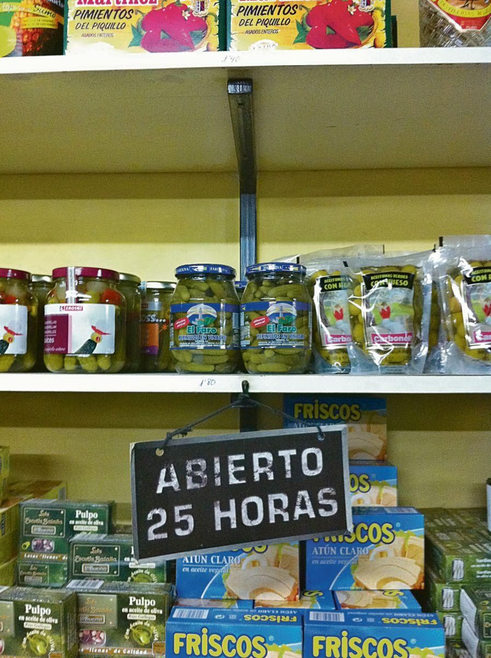 Cartel en el bar-tienda de Lucho en Gandulfes (Verín), considerado por el coleccionista:”el mas afable y calido barman de Europa”.