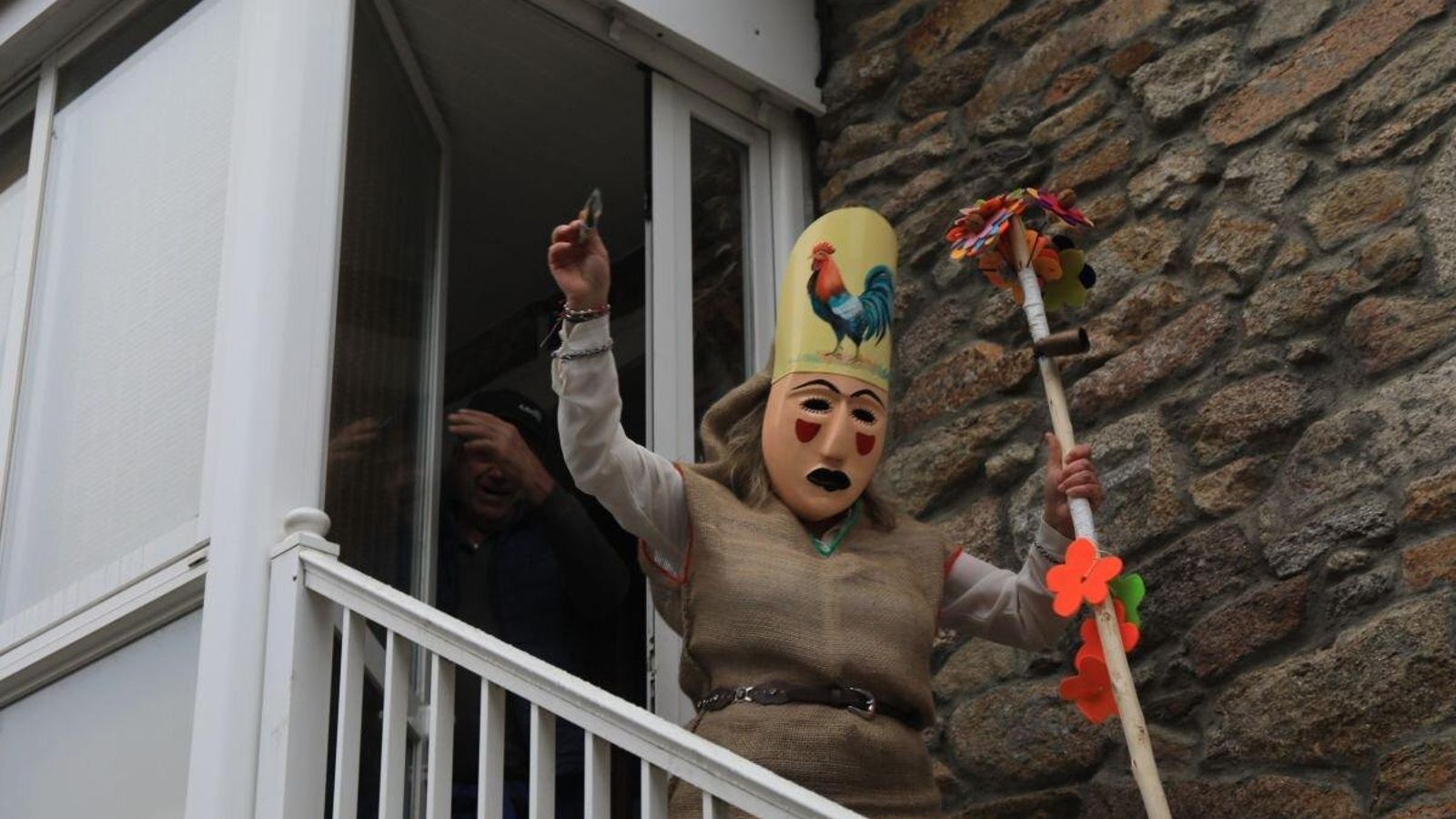 O zamarreiro saíndo co aguinaldo dunha das casas.