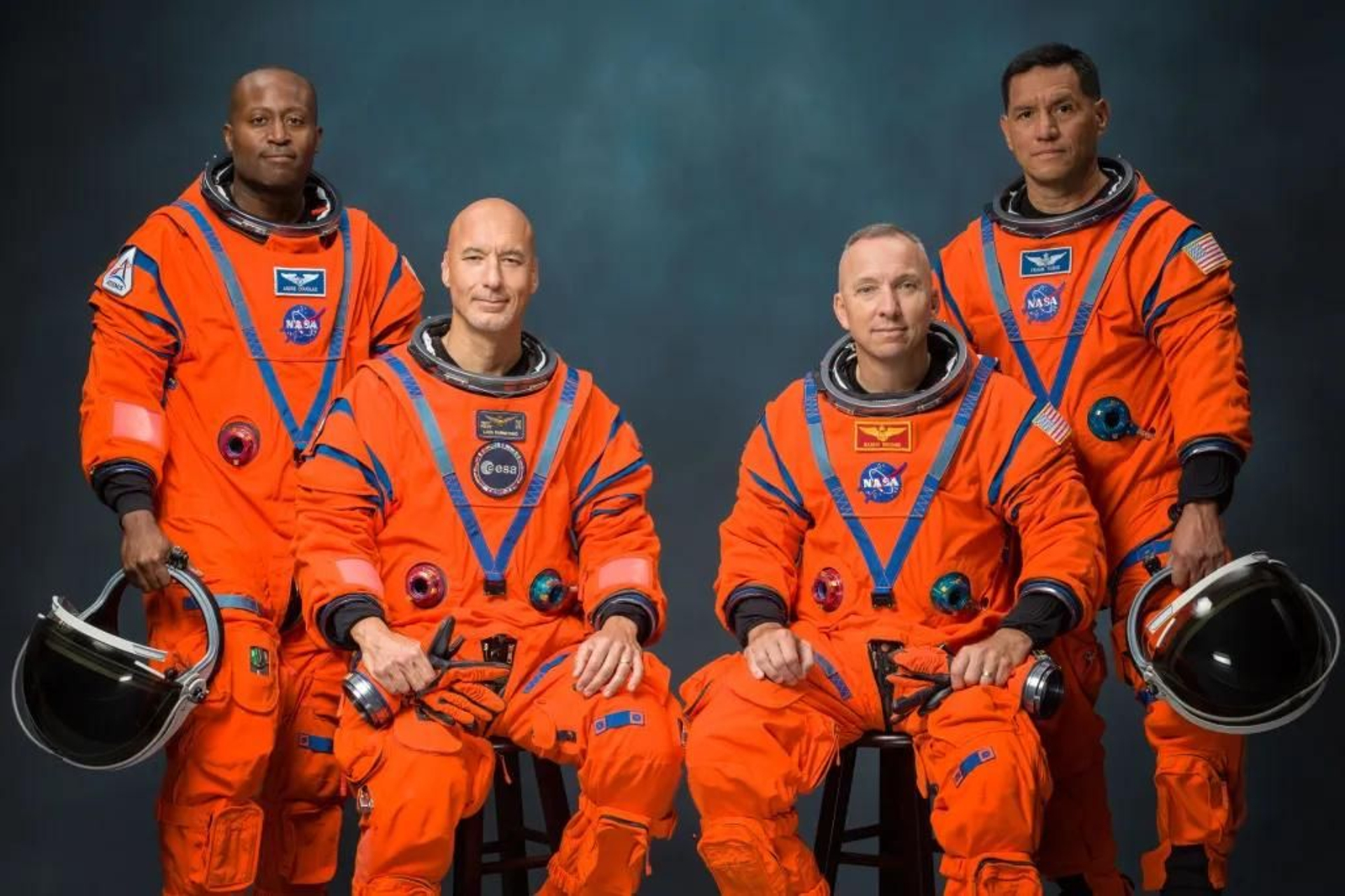 La tripulación de Artemis III posa para una foto oficial en sus trajes espaciales naranjas (de izquierda a derecha: Andre Douglas, Luca Parmitano, Randy Bresnik y Frank Rubio)