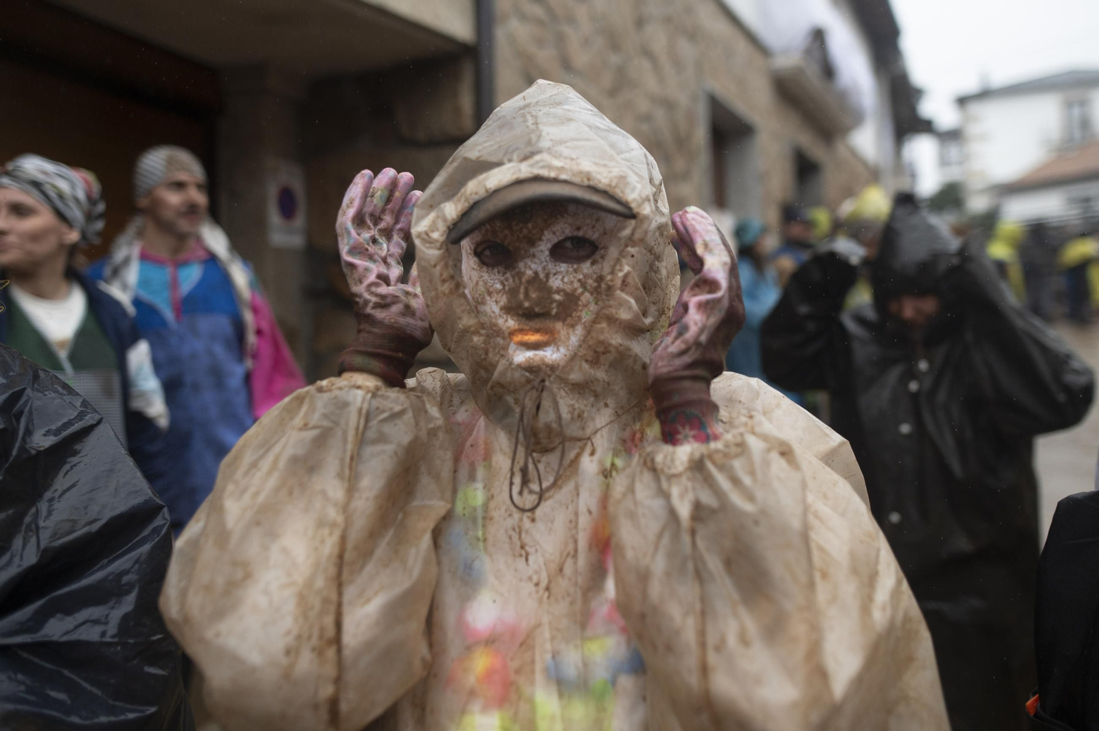 Galería | La farrapada conquista Laza antes de la salida de los Peliqueiros