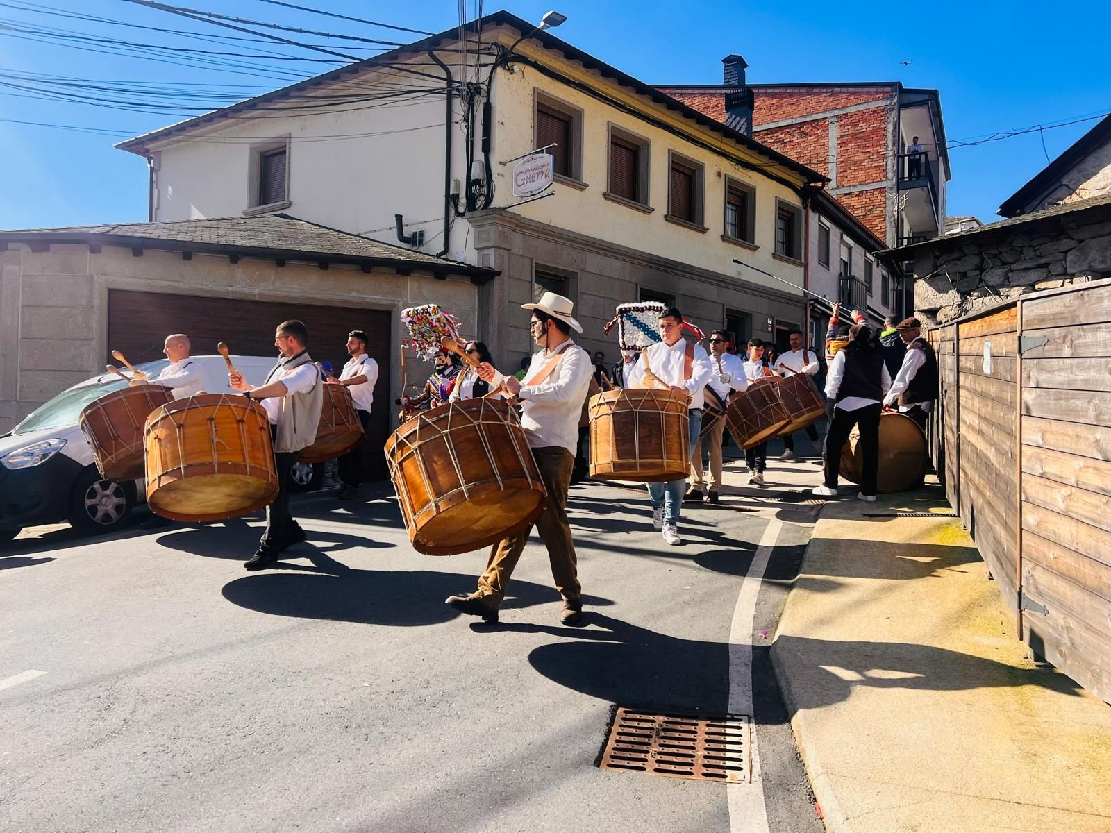 Galería | Vilariño de Conso inicia su gran día de Entroido con el desfile