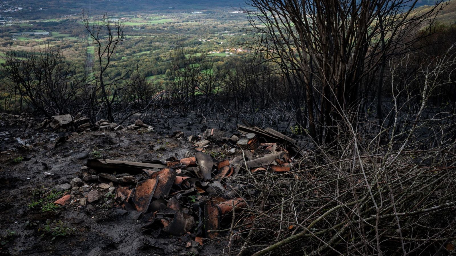 El arrastre de tierras destapa restos antes soterrados.