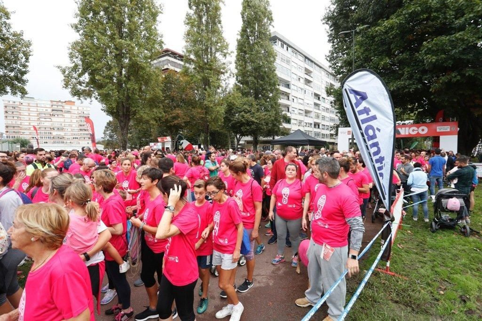 El color rosa abarrotó la Avenida de Castelao - JV Landín 193