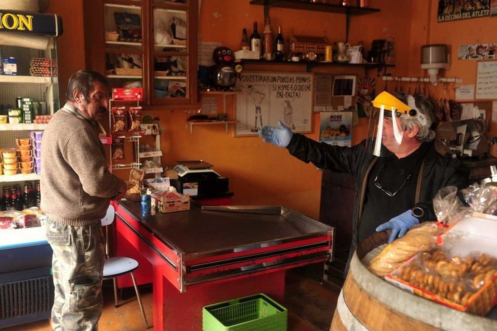 29 de abril.- Historias del coronavirus. Arturo Pérz, tienda de ultramarinos. Foto: José Paz