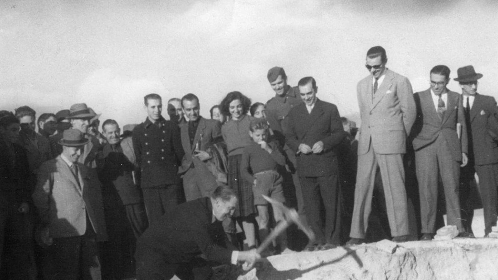 El presidente Bernabéu picando piedra en el comienzo de las obras del nuevo Chamartín.