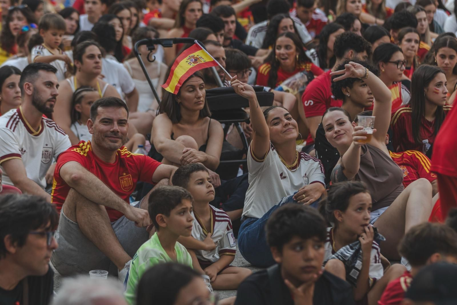 Galería | Camisetas, banderas y las calles de Ourense llenas de emoción por ver a España jugar los cuartos de final, en fotos
