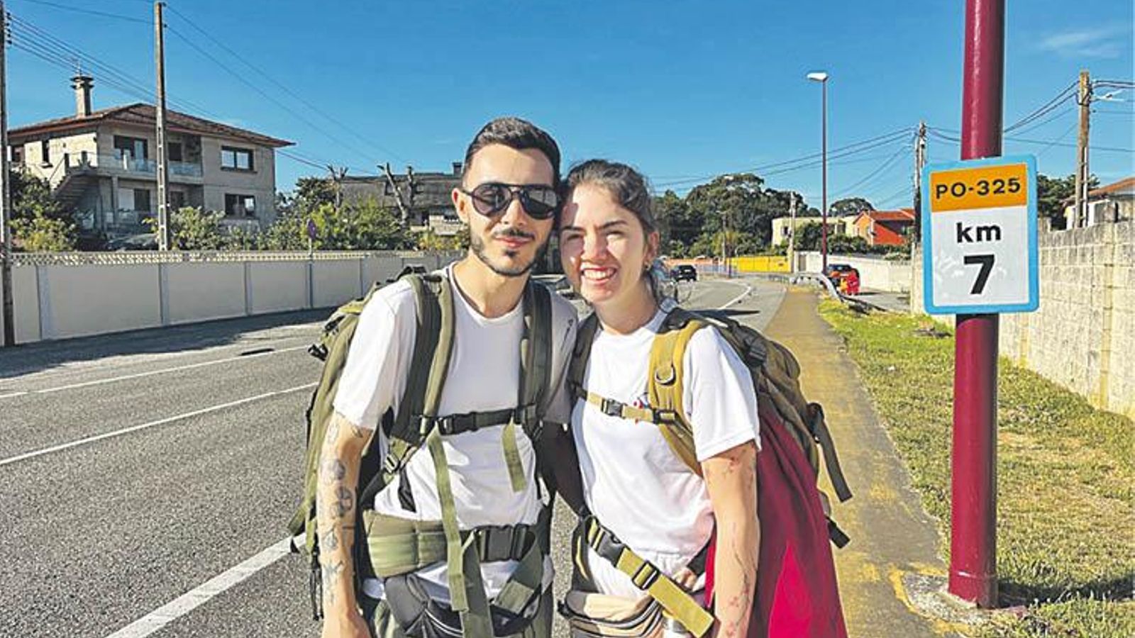 Pareja de portugueses siguiendo la ruta.