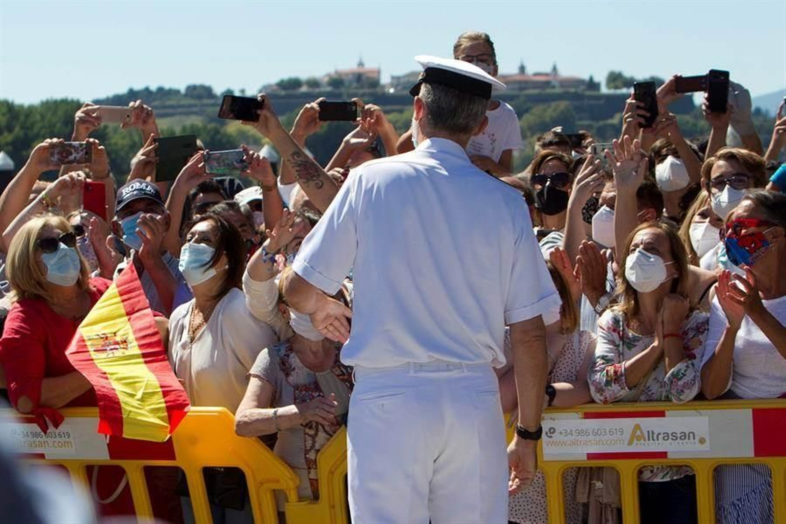 Tui recibe con aplausos al Rey en su visita a Comandancia Naval del Miño 2