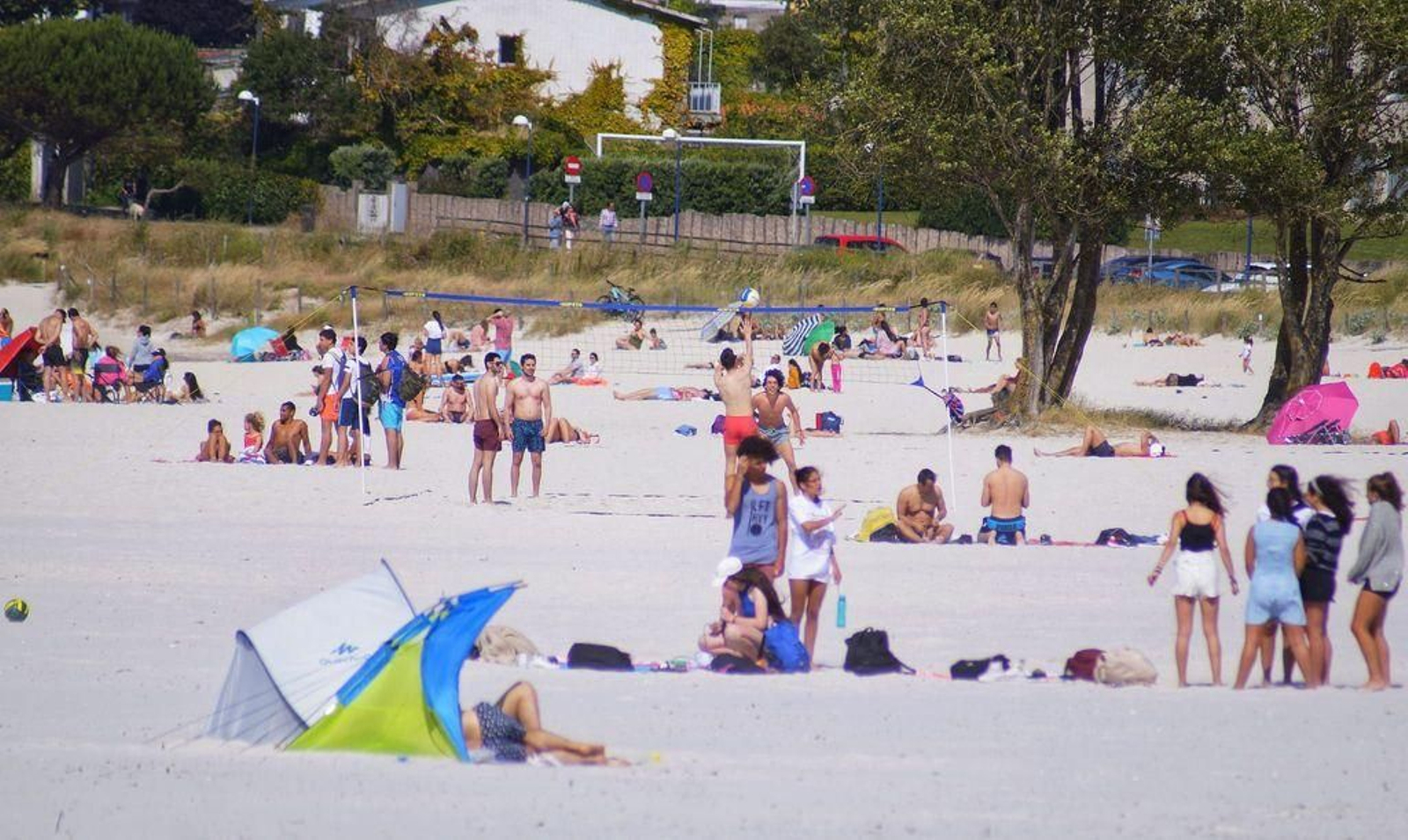 La playa de O Vao con bañistas y deportistas.