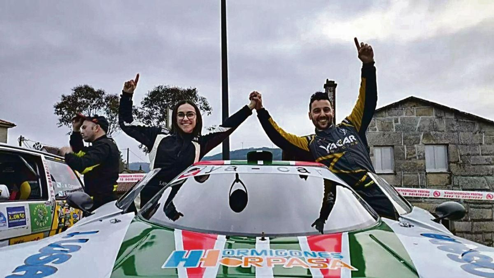 La ourensana Sandra Amaro y el pontevedrés Alfonso “Pisko” Ventín celebran el triunfo en la segunda edición.
