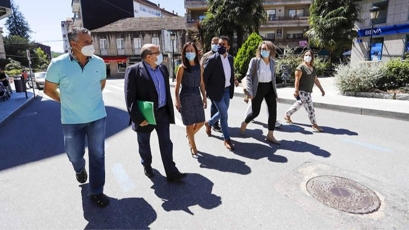 Recorrido por el casco viejo de la alcaldesa (2ªd), delegado,  jefe de Medio Ambiente, y concejales del BNG y PP