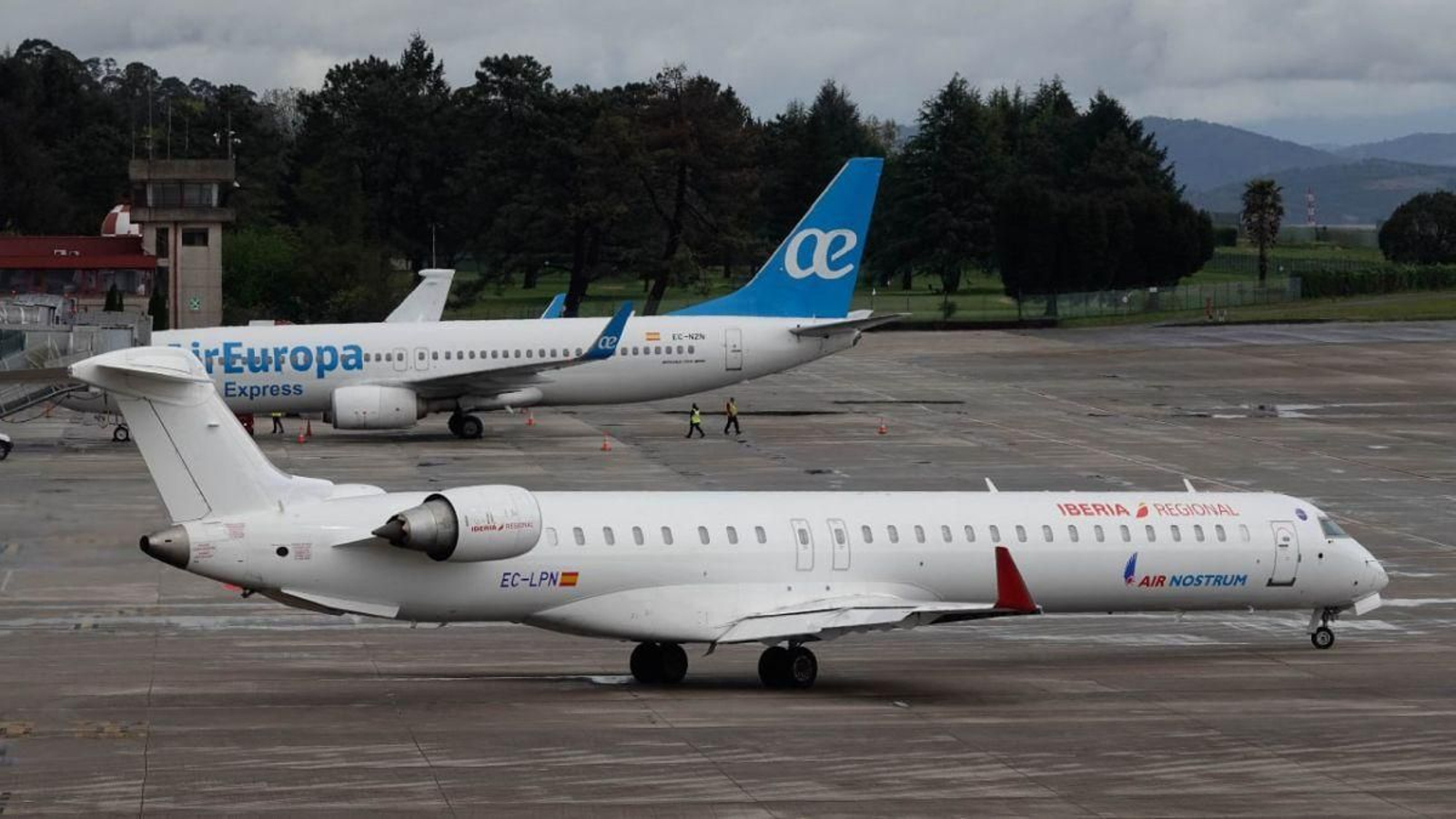 Dos aviones de Air Europa y Air Nostrum, estacionados en el aeropuerto de Peinador