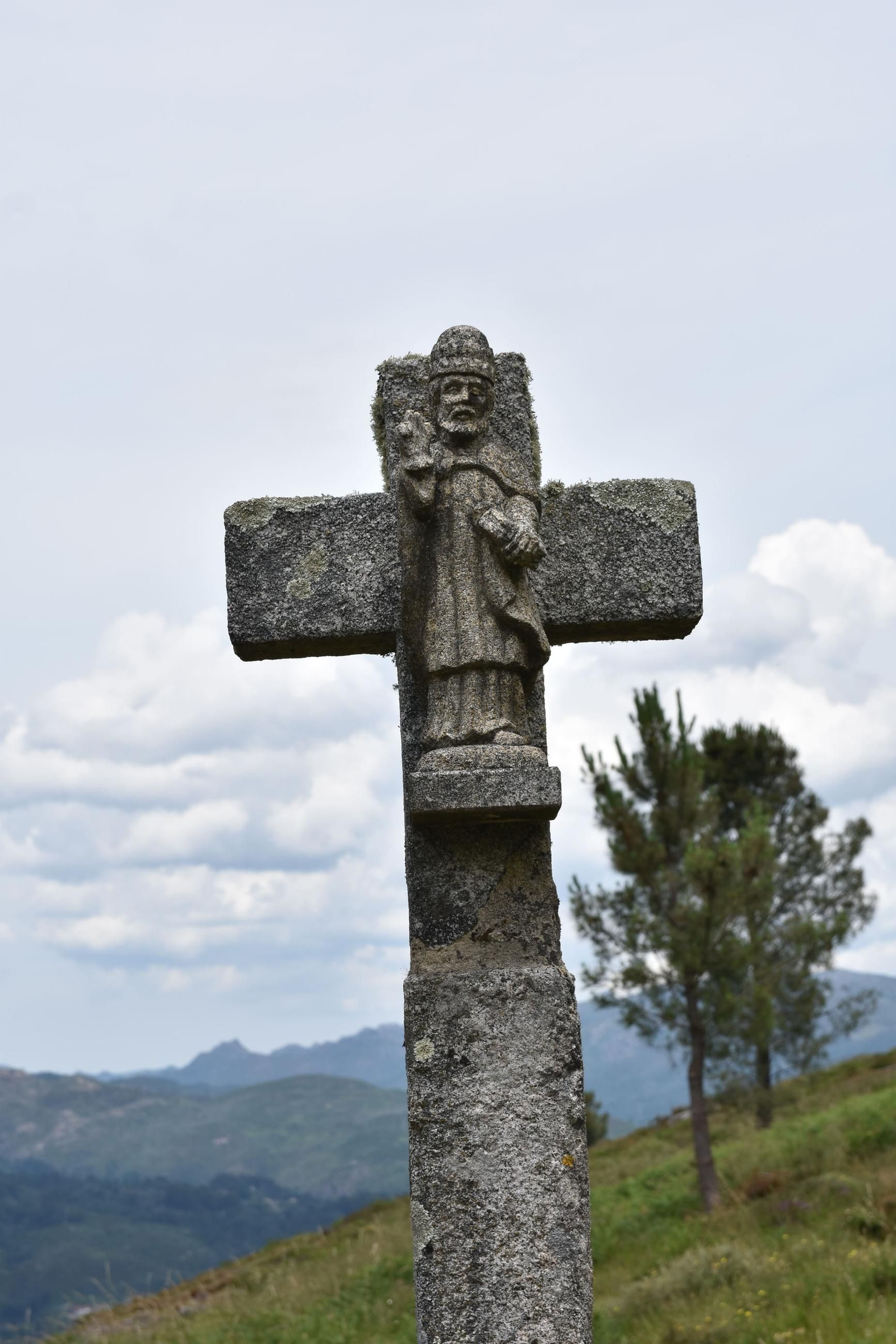 Cruceiro de san Pedro en Ludeiros (Lobios)