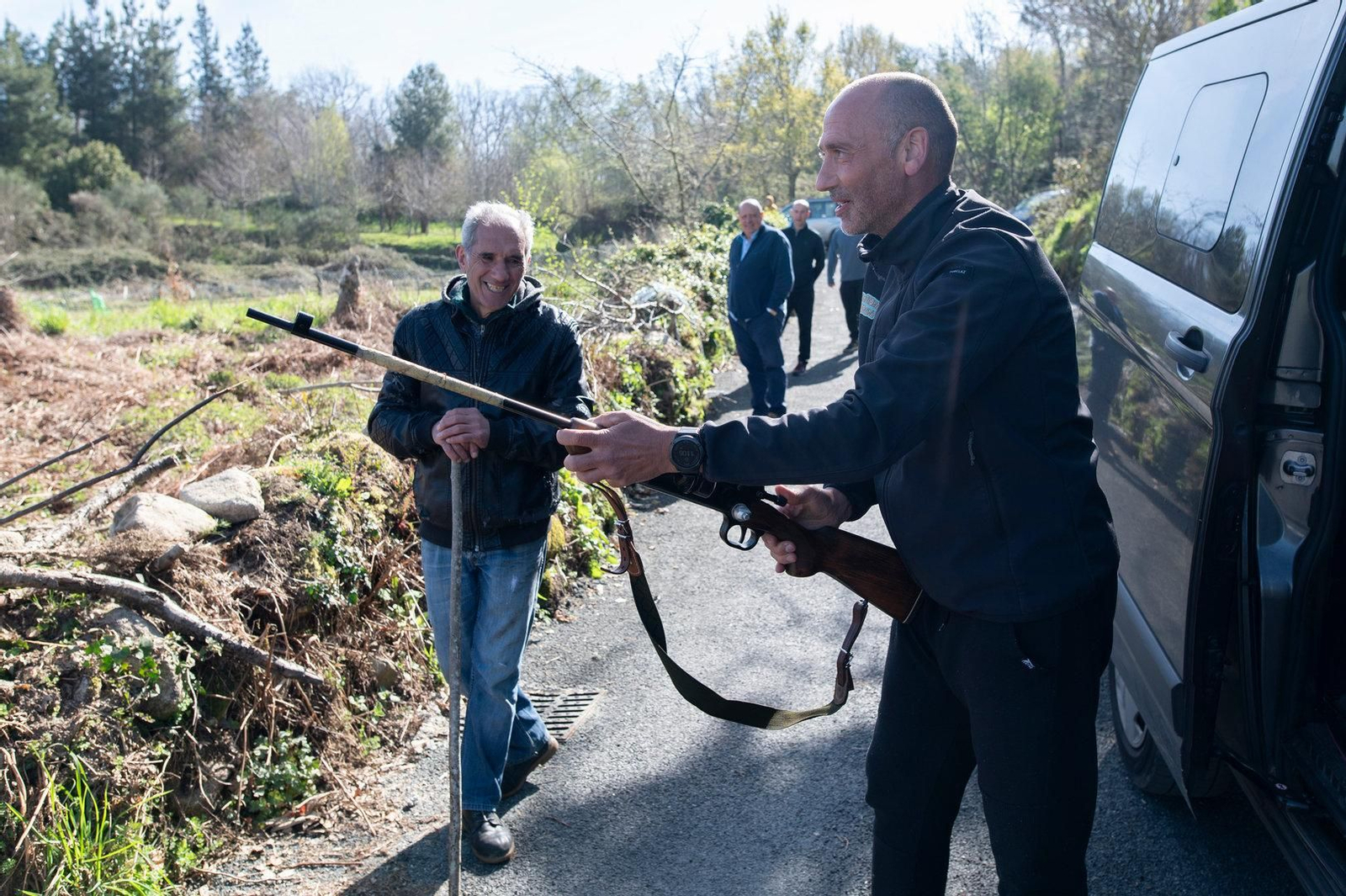 Preparación de los dardos con anestesia para dormir a Tina.