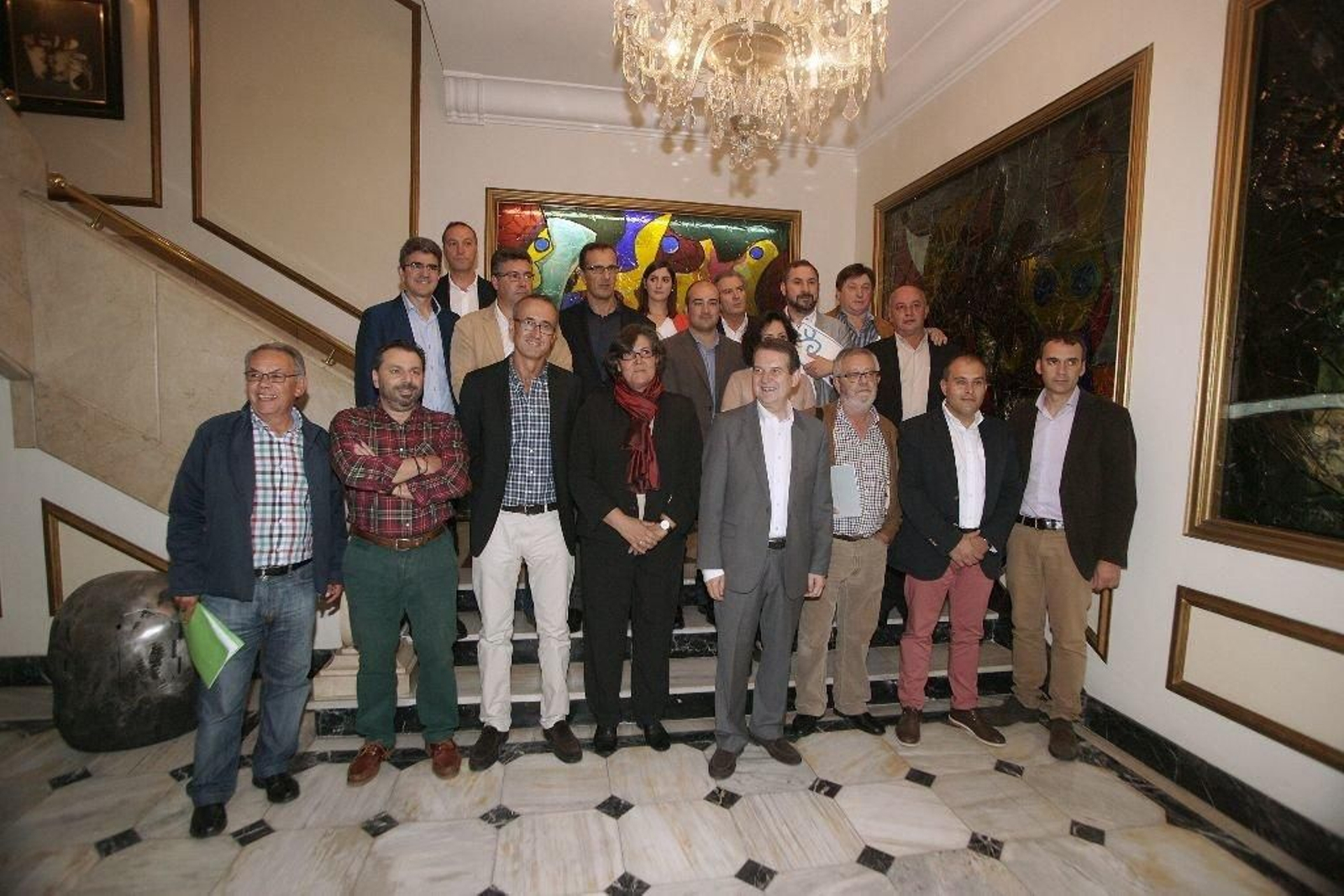 Los diecinueve alcaldes del área de Vigo posan en el edificio municipal del Areal al inicio de la reunión convocada por el de Vigo, Abel Caballero.