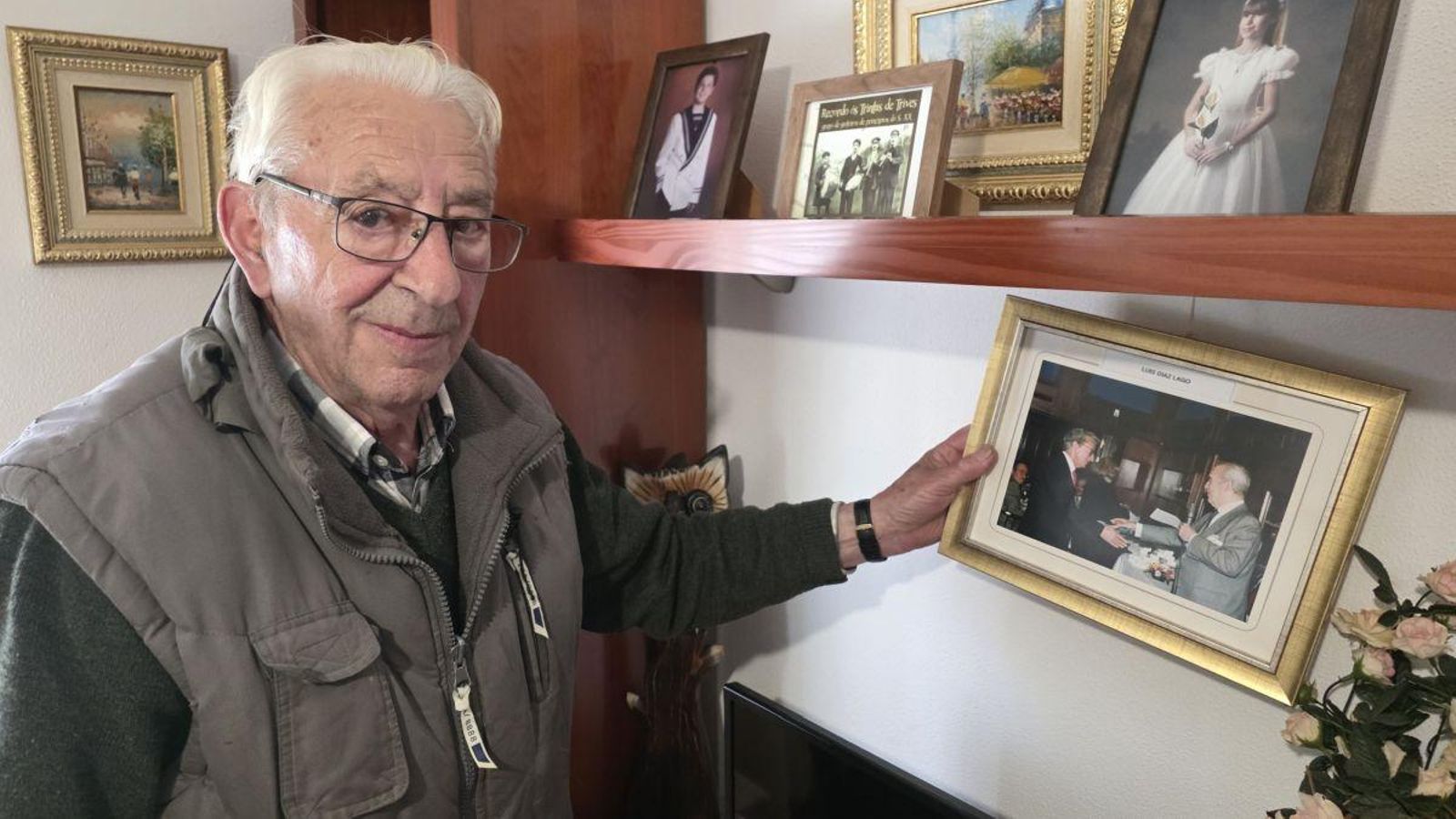 Luis guarda con cariño la foto con Rafael del Pino.