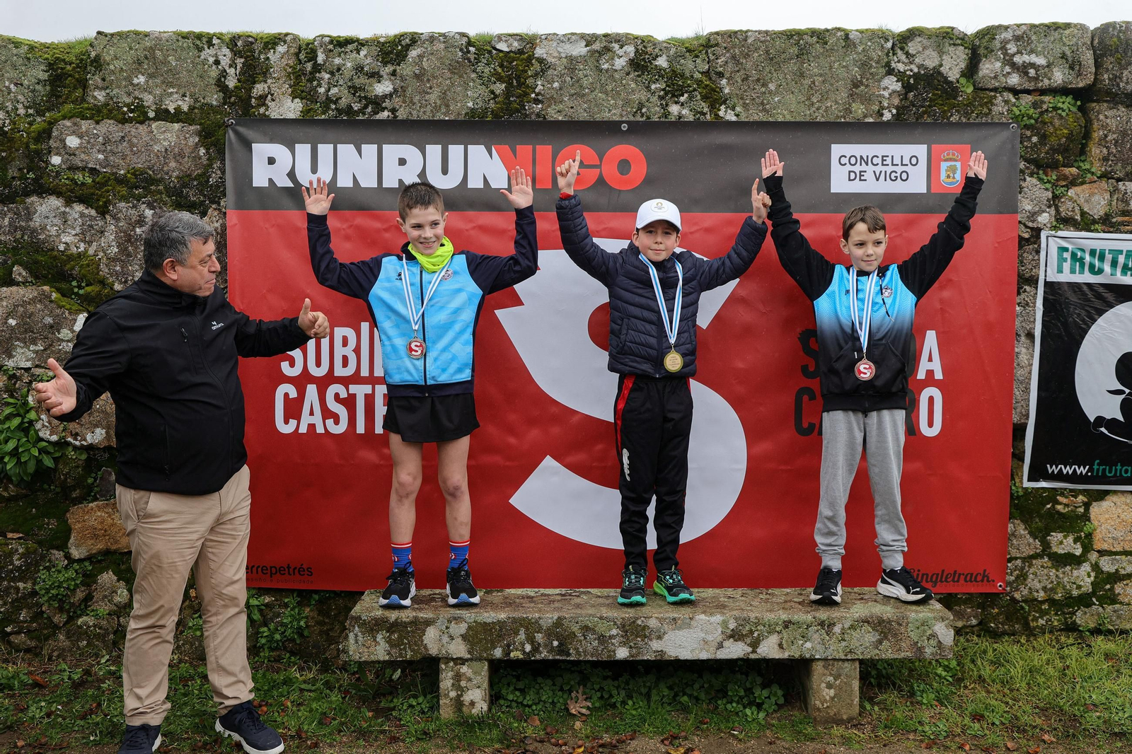 Galería | Cientos de atletas aguantan la lluvia en la Subida ao Castro