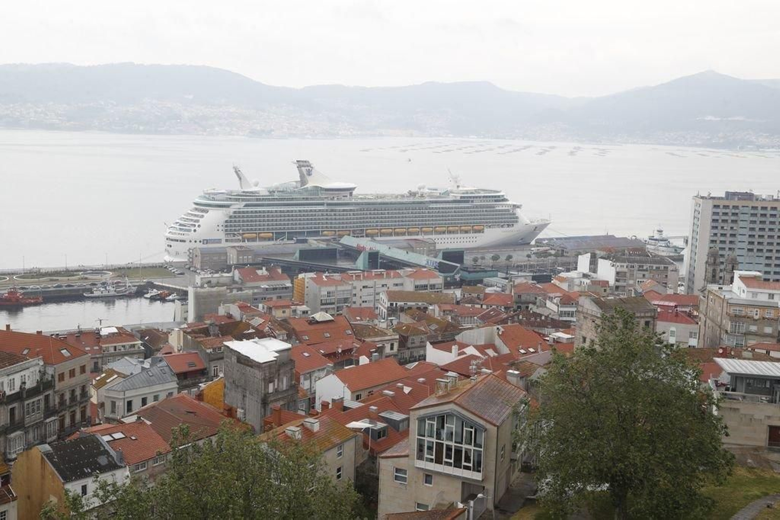 El "Navigator of the Seas", ayer atracado en Vigo. Trajo a 3.500 pasajeros.