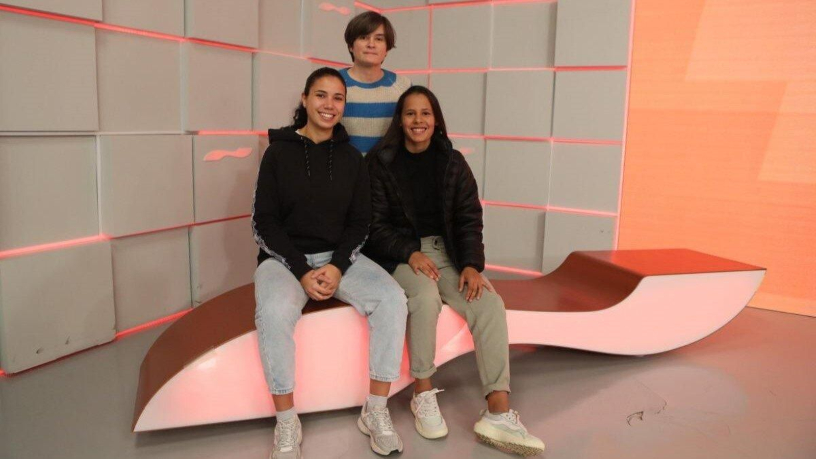Ju Pedreira, Bea Seijas y Alice Duarte, ayer en el plató de Telemiño, antes del programa +Deporte. Foto: Lucía Otero.