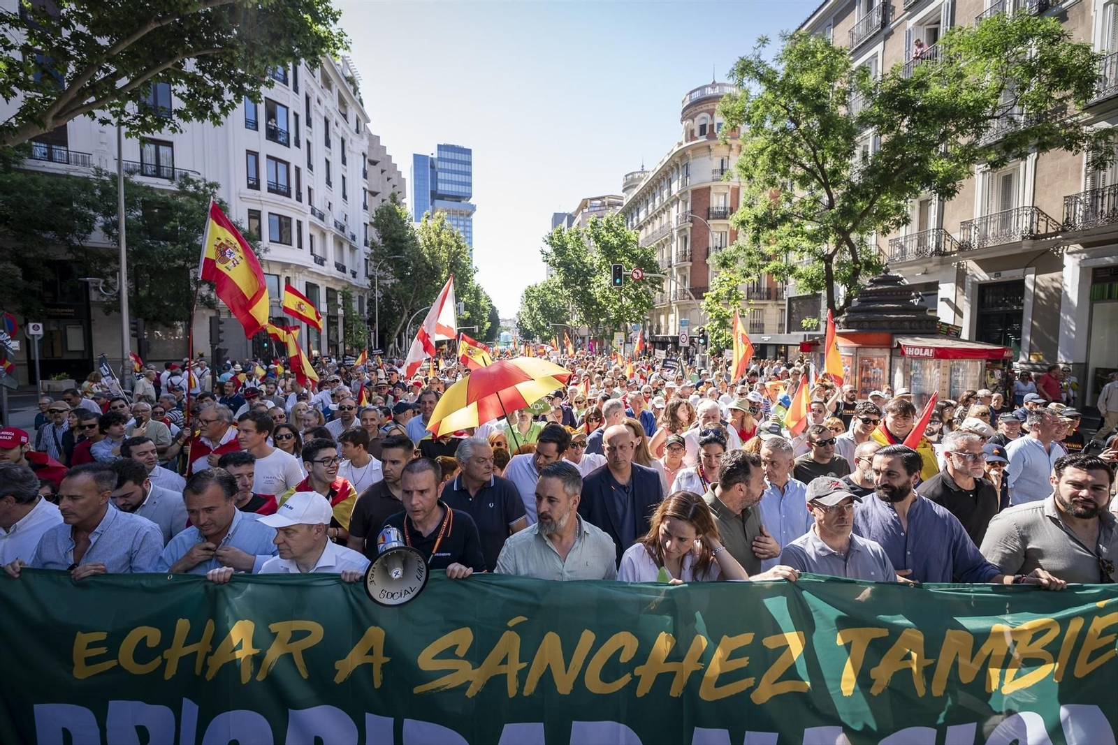 El presidente de Vox, Santiago Abascal en cabeza de la manifestación para reclamar la dimisión de Pedro Sánchez, en Madrid.