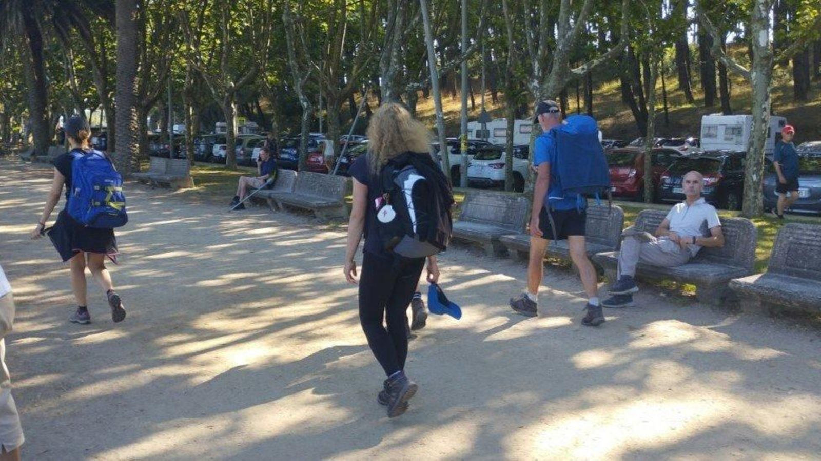 Un grupo de peregrinos del Camino de la Costa, ayer pasando por la playa de la Fuente.