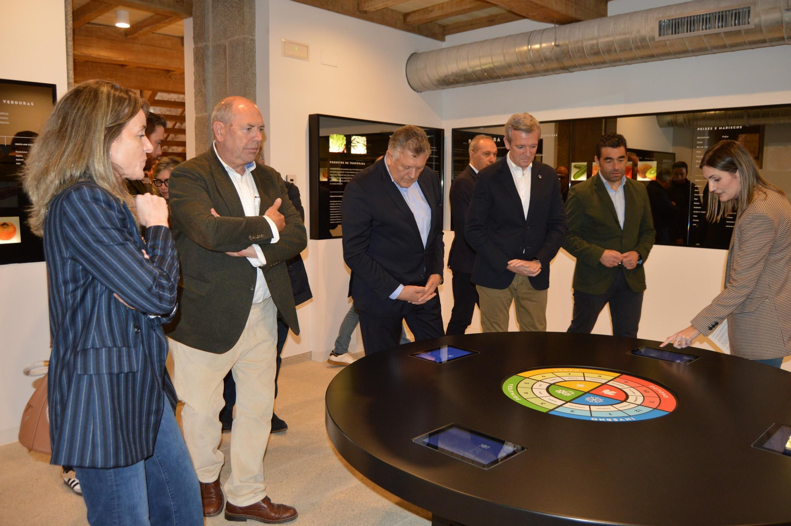 Alfonso Rueda, Telmo Martín y Luis López, en una de las salas musealizadas del Pazo de Quintáns.
