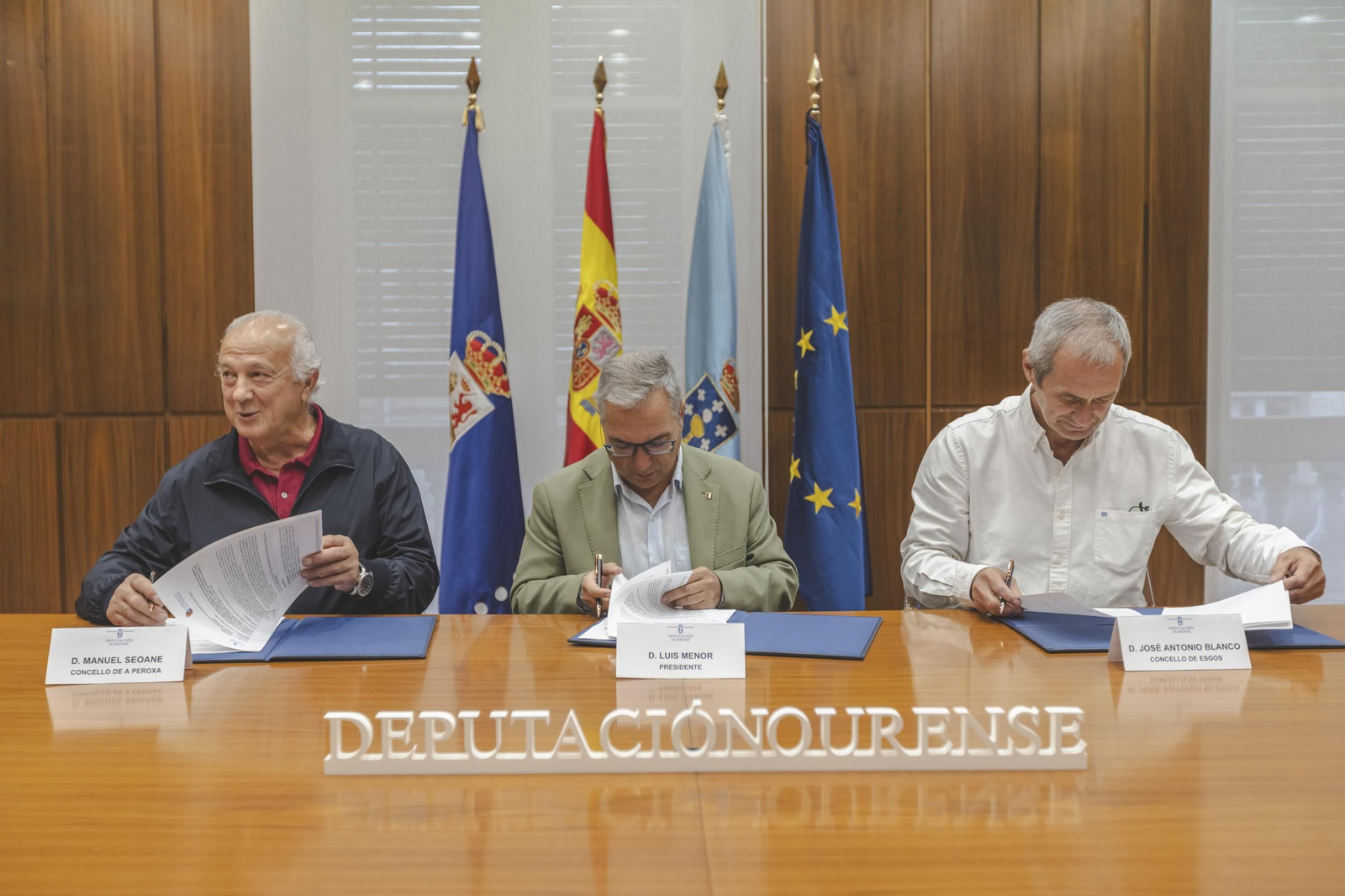 Manuel Seoane, Luis Menor y José Antonio Blanco durante la firma del convenio