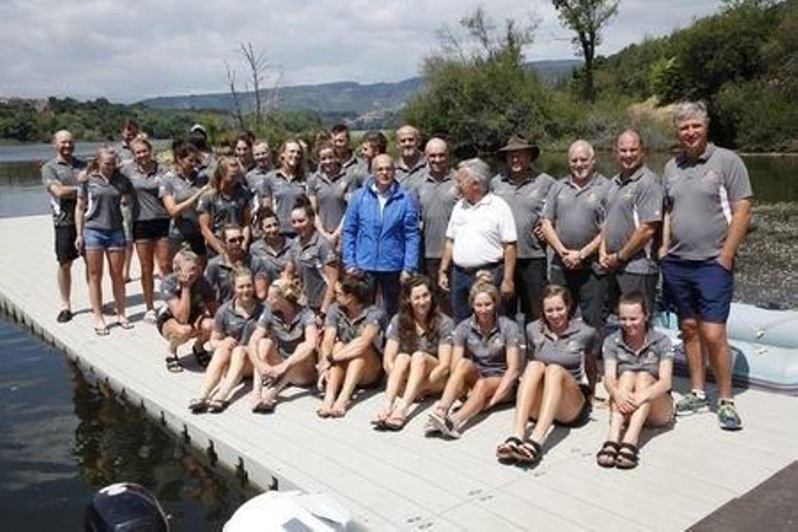 La selección australiana de remo, con el presidente de la Diputación de Ourense, Manuel Baltar.