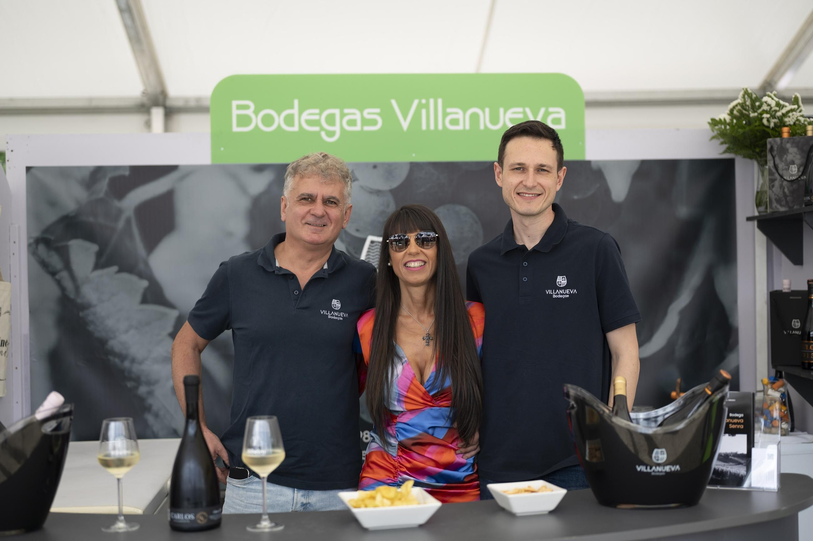 Ambiente festivo, brindis y degustaciones en el recinto de la Alameda de Ribadavia durante la celebración de la 63ª Feira do Viño do Ribeiro