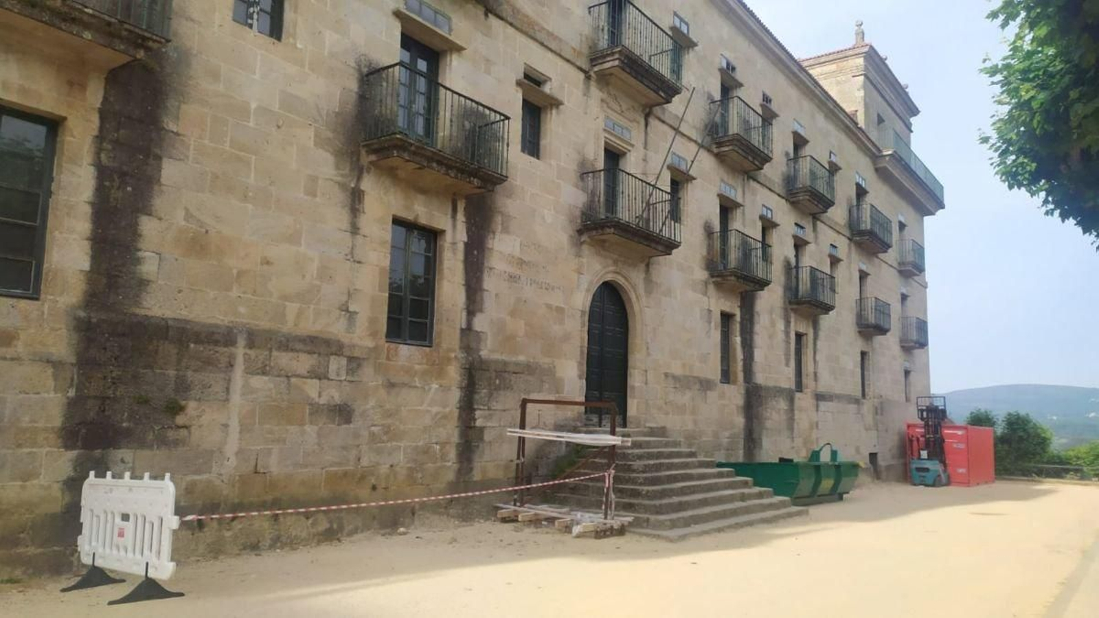 La fachada de la Alameda, donde están las carpinterías en peor estado.