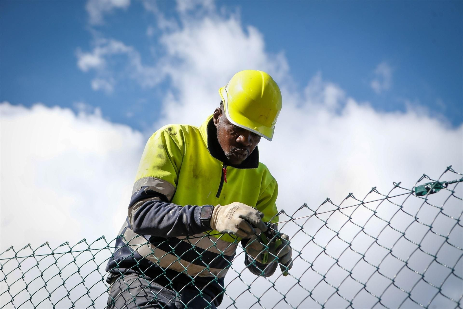 Un trabajador senegales trabajando en una obra
